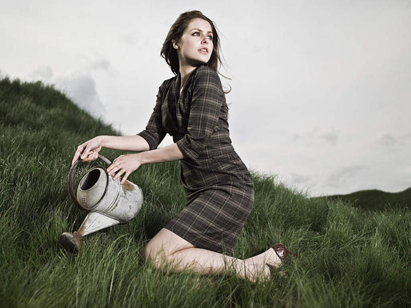 西方人,一个人,商务人士,商务女性,跪,横图,室外,白天,侧面,草地,草坪,山,山脉,植物,欧洲,欧洲人,仅一个年轻女性,仅一个女性,仅一个人,握,套装,壶,山峰,乌云,云,阴天,云朵,山峦,拿,云彩,洒水壶,拿着,扭头,注视,水壶,草,绿色,天空,群山,天,观察,看,转头,握着,观看,察看,昏暗,阴沉,关注,商务装,工薪阶层,浇水壶,年轻女性,女人,女性,白种人,白领,上班族,跪着,彩图,全身