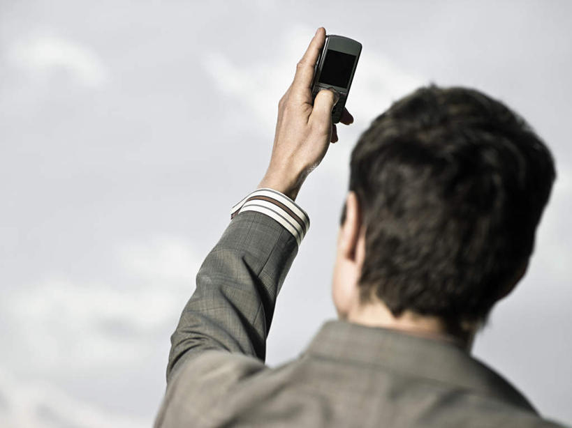 西方人,一个人,商务人士,商务男性,站,举,打电话,横图,室外,白天,仰视,衬衫,电话,手机,欧洲,欧洲人,仅一个男性,仅一个人,仅一个中年男性,握,套装,乌云,云,阴天,云朵,拿,云彩,拿着,注视,通讯设备,天空,天,观察,看,托,站着,握着,观看,察看,昏暗,阴沉,关注,商务装,工薪阶层,交流,男人,男性,中年男性,白种人,白领,上班族,沟通,举起,举手,举着,通话,向上举,向上伸,向上托,站立,半身,彩图,低角度拍摄,衬衣