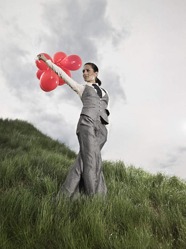 西方人,一个人,商务人士,商务女性,站,举,竖图,室外,白天,仰视,游戏,草地,草坪,山,山脉,植物,玩具,欧洲,欧洲人,仅一个女性,仅一个人,握,套装,塑料,山峰,乌云,云,阴天,云朵,山峦,拿,玩,云彩,拿着,注视,娱乐,草,红色,绿色,天空,气球,塑料制品,群山,天,观察,看,托,站着,仅一个中年女性,休闲,充气玩具,橡胶,益智,握着,观看,活动,察看,昏暗,阴沉,发泄,关注,消遣,智力,商务装,工薪阶层,橡胶制品,宣泄,女人,女性,中年女性,白种人,白领,上班族,举起,举手,举着,玩耍,嬉戏,向上举,向上伸,向上托,站立,彩图,低角度拍摄,全身