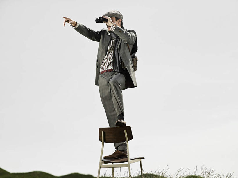 西方人,一个人,商务人士,商务男性,站,横图,室外,白天,仰视,衬衫,仪器,科技,草地,草坪,植物,帽子,椅子,欧洲,欧洲人,仅一个男性,仅一个人,仅一个中年男性,眺望,握,指,套装,检查,研究,反射,分析,科学,望远镜,木椅,乌云,云,阴天,云朵,拿,云彩,拿着,注视,指点,运动帽,草,绿色,天空,天,观察,看,站着,鸭舌帽,清晰,探索,握着,放大,观看,仔细,科研,察看,科学技术,瞭望,指向,昏暗,聚焦,阴沉,关注,商务装,工薪阶层,远视镜,瞭望镜,光学,清楚,男人,男性,中年男性,白种人,白领,上班族,站立,彩图,低角度拍摄,全身,衬衣,光学仪器,千里镜