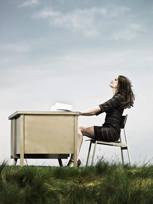 西方人,一个人,商务人士,商务女性,办公室,坐,竖图,室外,白天,侧面,草地,草坪,植物,家具,桌子,椅子,欧洲,欧洲人,仅一个年轻女性,仅一个女性,仅一个人,套装,材料,档案,文件,纸,办公桌,乌云,云,阴天,云朵,云彩,注视,草,绿色,天空,会议椅,手稿,资料,天,观察,看,观看,办公椅,证明,察看,昏暗,阴沉,关注,文档,商务装,工薪阶层,办公家具,商务椅,培训椅,年轻女性,女人,女性,白种人,白领,上班族,坐着,彩图,全身