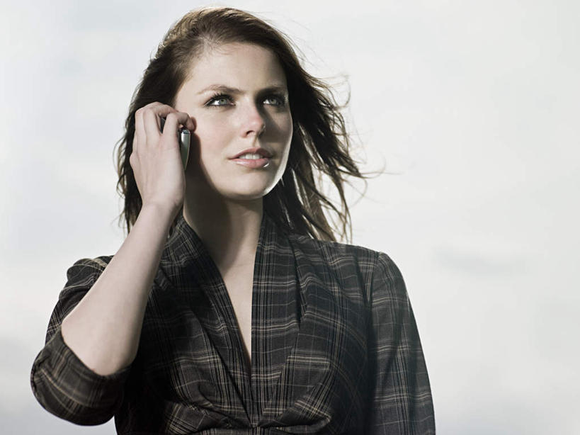 西方人,脸,头,脸颊,手,一个人,商务人士,商务女性,站,打电话,横图,室外,特写,白天,正面,电话,手机,欧洲,欧洲人,仅一个年轻女性,仅一个女性,仅一个人,握,套装,乌云,云,阴天,云朵,拿,云彩,拿着,注视,通讯设备,天空,天,观察,看,站着,手部,握着,观看,察看,昏暗,阴沉,关注,商务装,工薪阶层,交流,年轻女性,女人,女性,白种人,头部,脸部,脸蛋,面部,白领,上班族,沟通,通话,站立,半身,彩图