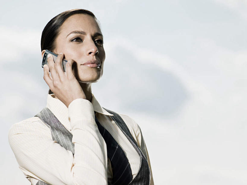 西方人,脸,头,脸颊,手,一个人,商务人士,商务女性,站,打电话,横图,室外,白天,正面,电话,手机,欧洲,欧洲人,仅一个女性,仅一个人,握,套装,乌云,云,阴天,云朵,领带,拿,云彩,拿着,注视,通讯设备,天空,天,观察,看,站着,仅一个中年女性,手部,握着,观看,察看,昏暗,象征,阴沉,庄重,关注,商务装,身份,工薪阶层,正式,地位,交流,女人,女性,中年女性,白种人,头部,脸部,脸蛋,面部,白领,上班族,沟通,通话,站立,半身,彩图