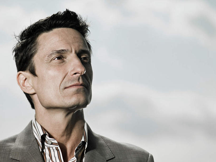 西方人,脸,头,脸颊,脖子,一个人,商务人士,商务男性,站,横图,室外,特写,白天,正面,衬衫,欧洲,欧洲人,仅一个男性,仅一个人,仅一个中年男性,套装,乌云,云,阴天,云朵,云彩,注视,肩膀,天空,天,观察,看,站着,观看,察看,昏暗,阴沉,关注,商务装,工薪阶层,男人,男性,中年男性,白种人,头部,脖,颈,颈部,脸部,脸蛋,面部,白领,上班族,站立,半身,彩图,衬衣