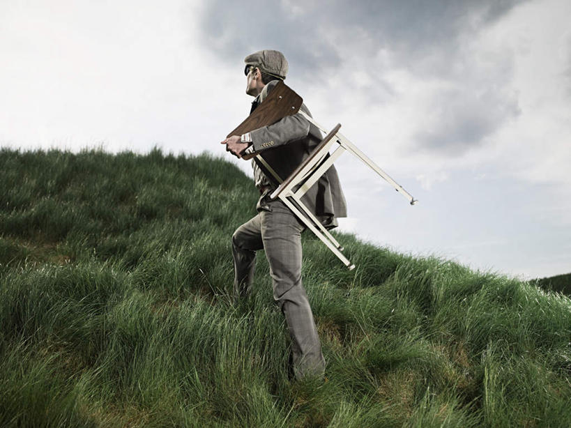 西方人,一个人,商务人士,商务男性,走,横图,室外,白天,仰视,衬衫,草地,草坪,山,山脉,植物,帽子,椅子,欧洲,欧洲人,仅一个男性,仅一个人,仅一个中年男性,握,套装,木椅,山峰,乌云,云,阴天,云朵,山峦,拿,云彩,拿着,注视,运动帽,草,绿色,天空,群山,天,观察,看,鸭舌帽,握着,观看,察看,昏暗,阴沉,关注,商务装,工薪阶层,男人,男性,中年男性,白种人,白领,上班族,步行,散步,走路,彩图,低角度拍摄,全身,衬衣