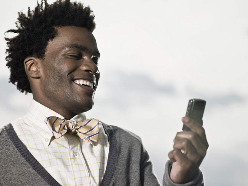 西方人,脸,头,脸颊,一个人,商务人士,商务男性,笑,打电话,微笑,露齿笑,横图,室外,特写,白天,正面,衬衫,电话,手机,欧洲,非洲,黑人,欧洲人,仅一个男性,仅一个人,仅一个中年男性,握,套装,领结,乌云,云,阴天,云朵,拿,云彩,拿着,注视,通讯设备,天空,天,观察,看,握着,观看,察看,昏暗,阴沉,关注,商务装,工薪阶层,交流,男人,男性,中年男性,非洲人,头部,脸部,脸蛋,面部,白领,上班族,沟通,通话,半身,彩图,衬衣