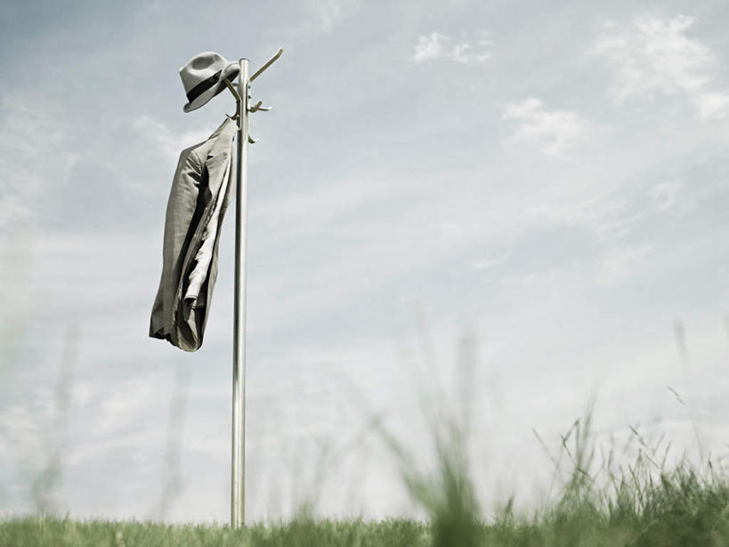 无人,横图,室外,白天,仰视,衬衫,西装,草地,草坪,植物,帽子,套装,正装,乌云,云,阴天,云朵,领带,云彩,职业装,礼帽,草,绿色,天空,天,昏暗,阴沉,杆子,彩图,低角度拍摄,衬衣