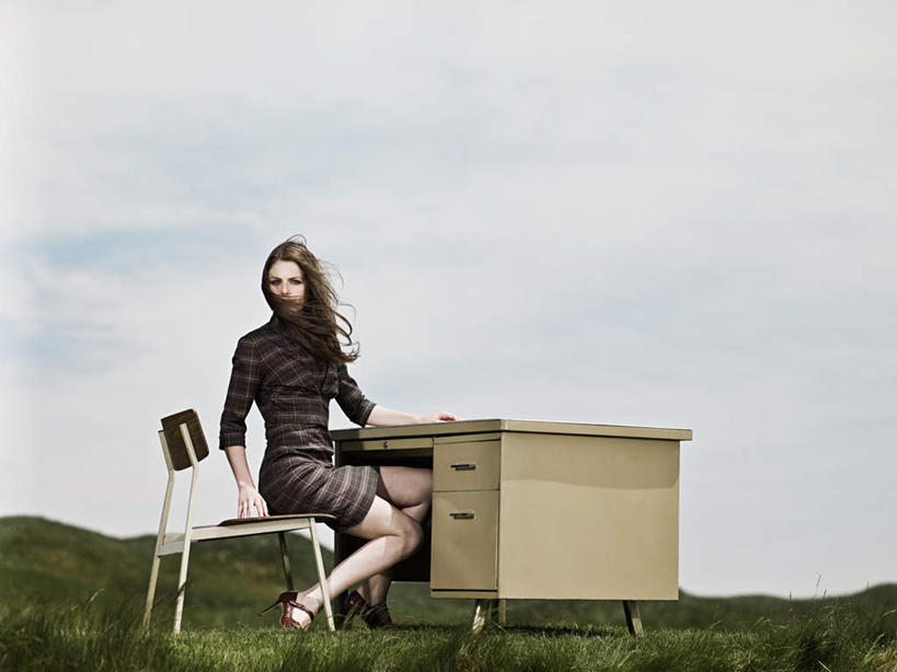 西方人,一个人,商务人士,商务女性,办公室,坐,横图,室外,白天,正面,草地,草坪,山,山脉,植物,家具,桌子,椅子,欧洲,欧洲人,仅一个年轻女性,仅一个女性,仅一个人,套装,办公桌,木椅,山峰,乌云,云,阴天,云朵,山峦,云彩,注视,草,绿色,天空,群山,天,观察,看,观看,察看,昏暗,阴沉,关注,商务装,工薪阶层,办公家具,年轻女性,女人,女性,白种人,白领,上班族,坐着,彩图,全身