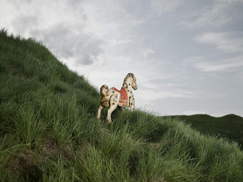 无人,横图,室外,白天,正面,游戏,快乐,草地,草坪,山,山脉,植物,玩具,山峰,乌云,云,阴天,云朵,山峦,玩,云彩,娱乐,草,一个,绿色,天空,群山,天,休闲,单个,活动,昏暗,阴沉,发泄,消遣,智力,木马,丢弃,抛弃,宣泄,遗弃,摈弃,扔掉,扔弃,甩掉,扬弃,玩耍,嬉戏,彩图