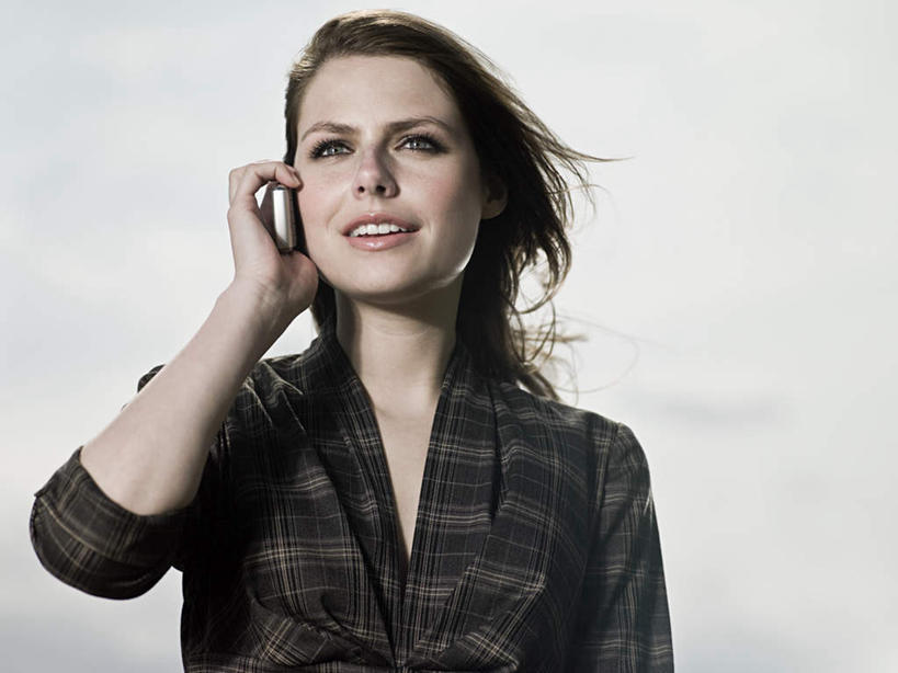 西方人,一个人,商务人士,商务女性,站,笑,打电话,微笑,露齿笑,横图,室外,白天,正面,电话,手机,欧洲,欧洲人,仅一个年轻女性,仅一个女性,仅一个人,握,套装,乌云,云,阴天,云朵,拿,云彩,拿着,注视,通讯设备,天空,天,观察,看,站着,握着,观看,察看,昏暗,阴沉,关注,商务装,工薪阶层,交流,年轻女性,女人,女性,白种人,白领,上班族,沟通,通话,站立,半身,彩图