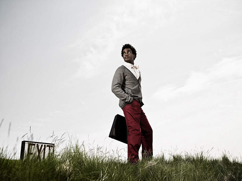 西方人,一个人,商务人士,商务男性,站,横图,室外,白天,正面,衬衫,草地,草坪,植物,椅子,欧洲,非洲,黑人,欧洲人,仅一个男性,仅一个人,仅一个中年男性,握,套装,包,公文包,木椅,乌云,云,阴天,云朵,拿,云彩,拿着,注视,草,绿色,天空,天,观察,看,站着,握着,公事包,观看,察看,昏暗,阴沉,关注,商务装,手插袋,单手插袋,工薪阶层,单手抄兜,单手放兜,男人,男性,中年男性,非洲人,白领,上班族,插兜,手插兜,手放口袋,站立,半身,彩图,衬衣,手抄兜