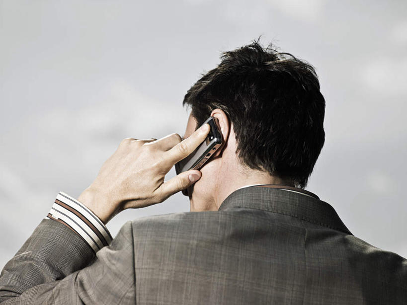 西方人,手,一个人,商务人士,商务男性,站,打电话,横图,室外,特写,白天,仰视,衬衫,电话,手机,欧洲,欧洲人,仅一个男性,仅一个人,仅一个中年男性,握,套装,乌云,云,阴天,云朵,拿,听,云彩,拿着,通讯设备,天空,天,站着,手部,握着,昏暗,阴沉,商务装,工薪阶层,交流,男人,男性,中年男性,白种人,白领,上班族,沟通,通话,站立,半身,彩图,低角度拍摄,衬衣