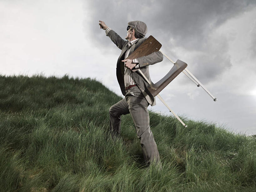 西方人,一个人,商务人士,商务男性,站,横图,室外,白天,仰视,衬衫,草地,草坪,山,山脉,植物,帽子,椅子,欧洲,欧洲人,仅一个男性,仅一个人,仅一个中年男性,握,指,套装,木椅,山峰,乌云,云,阴天,云朵,山峦,拿,云彩,拿着,注视,指点,运动帽,草,绿色,天空,群山,天,观察,看,站着,鸭舌帽,握着,观看,察看,指向,昏暗,阴沉,关注,商务装,工薪阶层,男人,男性,中年男性,白种人,白领,上班族,站立,彩图,低角度拍摄,全身,衬衣