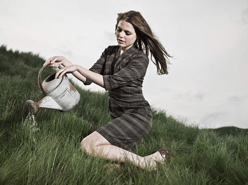 西方人,一个人,商务人士,商务女性,跪,横图,室外,白天,侧面,草地,草坪,山,山脉,植物,欧洲,欧洲人,仅一个年轻女性,仅一个女性,仅一个人,握,套装,壶,山峰,乌云,云,阴天,云朵,山峦,拿,云彩,洒水壶,拿着,注视,水壶,草,绿色,天空,群山,天,观察,看,握着,观看,察看,昏暗,阴沉,关注,商务装,工薪阶层,浇水壶,年轻女性,女人,女性,白种人,白领,上班族,跪着,彩图,全身