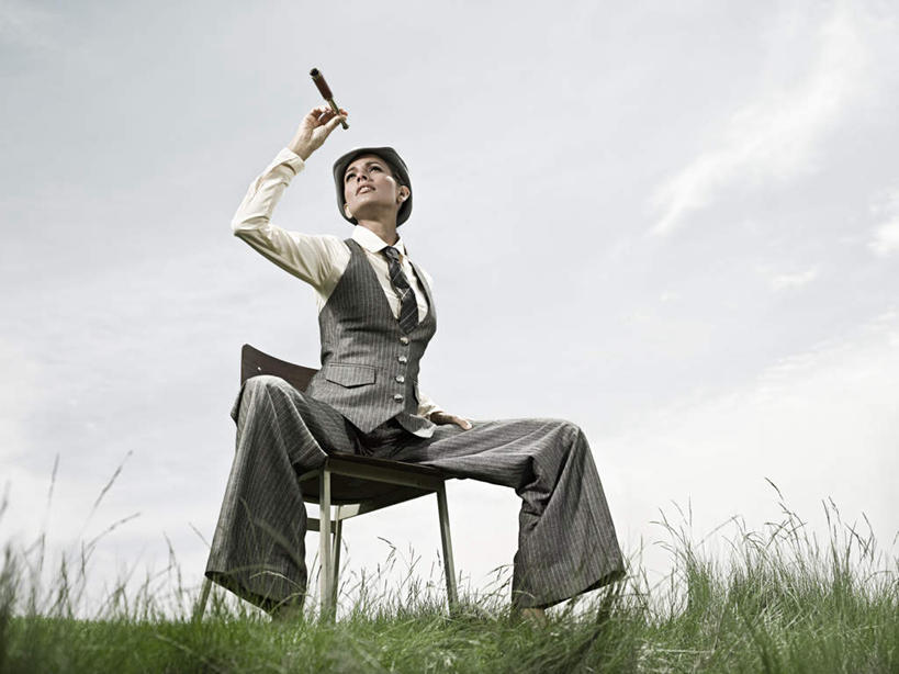 西方人,儿童,一个人,商务人士,商务女性,坐,举,横图,室外,白天,仰视,仪器,科技,植物,帽子,椅子,欧洲,欧洲人,仅一个女性,仅一个人,眺望,握,套装,检查,枯萎,研究,反射,分析,科学,望远镜,木椅,乌云,云,阴天,云朵,枯草,领带,拿,云彩,拿着,注视,礼帽,草,小孩,黄色,天空,天,观察,看,托,仅一个小孩,清晰,探索,握着,放大,观看,仔细,科研,察看,科学技术,瞭望,昏暗,聚焦,象征,阴沉,庄重,关注,商务装,身份,工薪阶层,远视镜,瞭望镜,光学,清楚,正式,地位,女孩,女人,女性,白种人,孩子,白领,上班族,举起,举手,举着,向上举,向上伸,向上托,坐着,彩图,低角度拍摄,全身,光学仪器,千里镜,女生