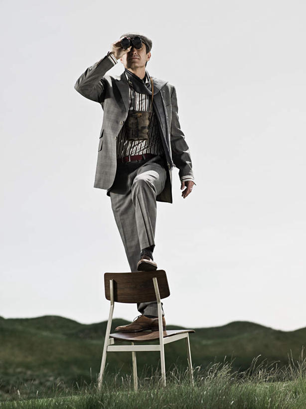 西方人,一个人,商务人士,商务男性,站,竖图,室外,白天,正面,衬衫,草地,草坪,石头,山,山脉,植物,帽子,椅子,欧洲,欧洲人,仅一个男性,仅一个人,仅一个中年男性,套装,石子,木椅,山峰,乌云,云,阴天,云朵,山峦,云彩,注视,运动帽,草,绿色,天空,群山,天,观察,看,站着,鸭舌帽,观看,察看,昏暗,阴沉,关注,商务装,工薪阶层,沉积岩,水成岩,男人,男性,中年男性,白种人,白领,上班族,石块,岩石,站立,彩图,全身,衬衣