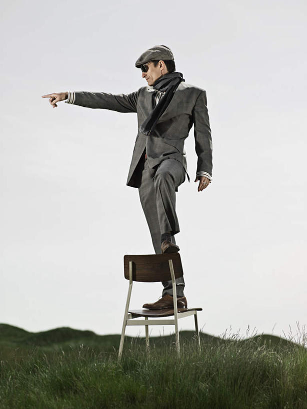 西方人,一个人,商务人士,商务男性,站,竖图,室外,白天,侧面,衬衫,草地,草坪,石头,山,山脉,植物,帽子,椅子,欧洲,欧洲人,仅一个男性,仅一个人,仅一个中年男性,指,套装,石子,木椅,山峰,乌云,云,阴天,云朵,山峦,云彩,注视,指点,运动帽,草,绿色,天空,群山,天,观察,看,站着,鸭舌帽,观看,察看,指向,昏暗,阴沉,关注,商务装,工薪阶层,沉积岩,水成岩,男人,男性,中年男性,白种人,白领,上班族,石块,岩石,站立,彩图,全身,衬衣