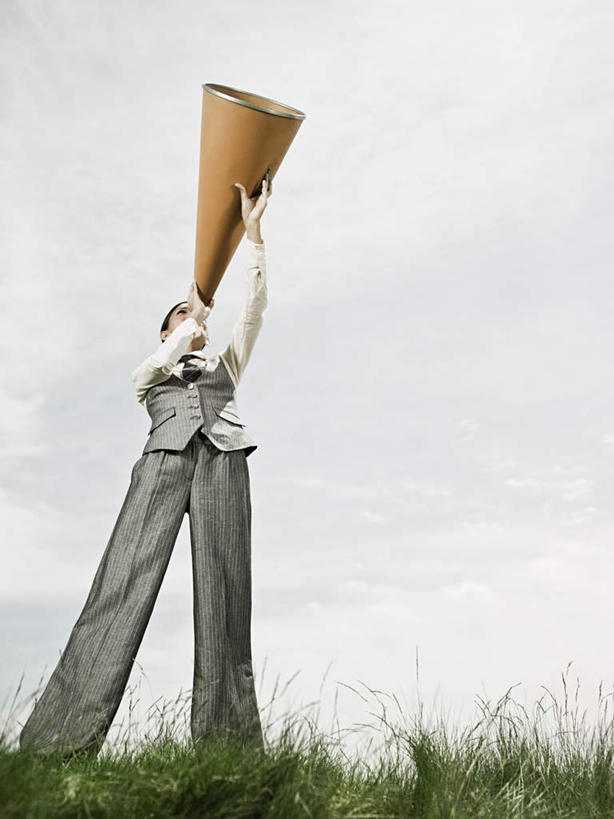 西方人,一个人,商务人士,商务女性,站,说,竖图,室外,白天,仰视,讨论,草地,草坪,植物,欧洲,欧洲人,仅一个女性,仅一个人,握,套装,乌云,云,阴天,云朵,拿,云彩,拿着,注视,喇叭,草,绿色,天空,话筒,天,观察,看,站着,仅一个中年女性,握着,观看,察看,昏暗,阴沉,关注,传声筒,商务装,工薪阶层,交流,女人,女性,中年女性,白种人,白领,上班族,沟通,讲话,交谈,商讨,说话,谈话,站立,彩图,低角度拍摄,全身