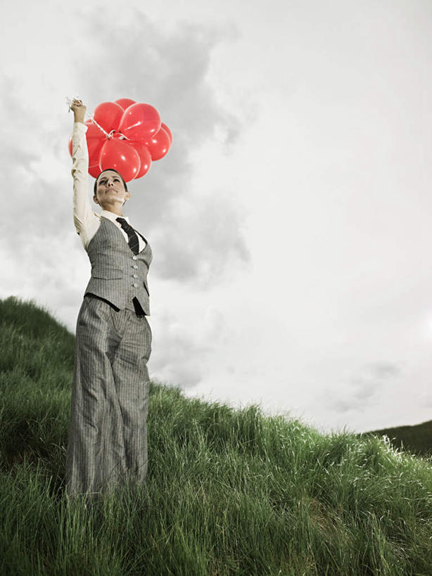 西方人,一个人,商务人士,商务女性,站,举,竖图,室外,白天,仰视,游戏,草地,草坪,石头,山,山脉,植物,玩具,欧洲,欧洲人,仅一个女性,仅一个人,握,套装,石子,塑料,山峰,乌云,云,阴天,云朵,领带,山峦,拿,玩,云彩,拿着,注视,娱乐,草,红色,绿色,天空,气球,塑料制品,群山,天,观察,看,托,站着,仅一个中年女性,休闲,充气玩具,橡胶,益智,握着,观看,活动,察看,昏暗,象征,阴沉,庄重,发泄,关注,消遣,智力,商务装,身份,工薪阶层,橡胶制品,沉积岩,宣泄,正式,地位,水成岩,女人,女性,中年女性,白种人,白领,上班族,石块,岩石,举起,举手,举着,玩耍,嬉戏,向上举,向上伸,向上托,站立,彩图,低角度拍摄,全身