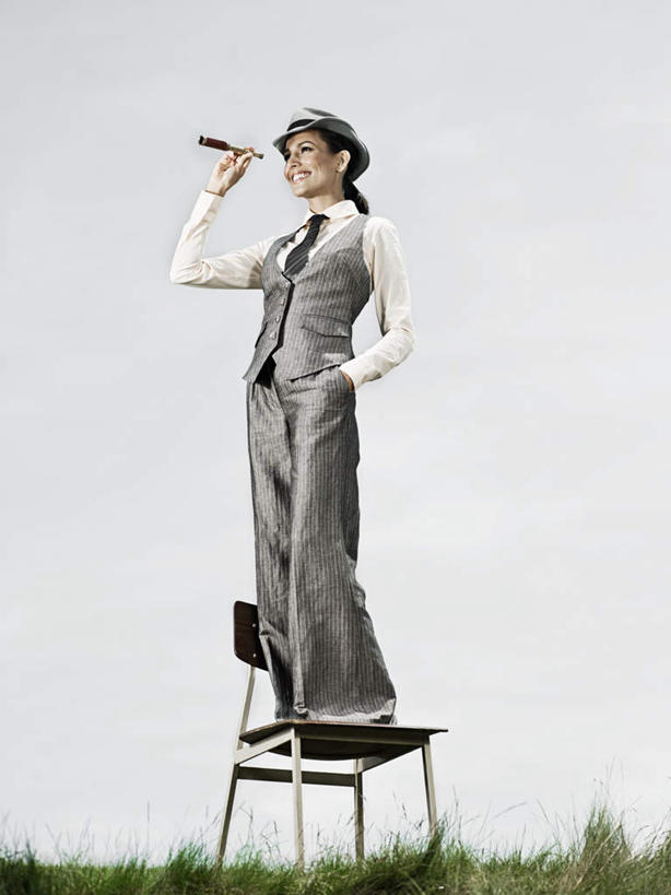 西方人,一个人,商务人士,商务女性,站,竖图,室外,白天,正面,仪器,科技,草地,草坪,植物,帽子,椅子,欧洲,欧洲人,仅一个女性,仅一个人,眺望,握,套装,检查,研究,反射,分析,科学,望远镜,木椅,乌云,云,阴天,云朵,领带,拿,云彩,拿着,注视,礼帽,草,绿色,天空,天,观察,看,站着,仅一个中年女性,清晰,探索,握着,放大,观看,仔细,科研,察看,科学技术,瞭望,昏暗,聚焦,象征,阴沉,庄重,关注,商务装,身份,手插袋,单手插袋,工薪阶层,远视镜,瞭望镜,单手抄兜,单手放兜,光学,清楚,正式,地位,女人,女性,中年女性,白种人,白领,上班族,插兜,手插兜,手放口袋,站立,彩图,全身,光学仪器,千里镜,手抄兜