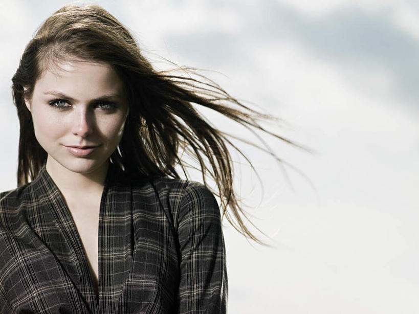 西方人,脸,头,脸颊,头发,一个人,商务人士,商务女性,站,笑,微笑,横图,室外,特写,白天,正面,欧洲,欧洲人,仅一个年轻女性,仅一个女性,仅一个人,套装,飘扬,乌云,云,阴天,云朵,棕色,云彩,注视,天空,天,观察,看,站着,观看,飘逸,察看,昏暗,阴沉,关注,飞扬,商务装,工薪阶层,年轻女性,女人,女性,白种人,头部,长发,直发,脸部,脸蛋,面部,白领,上班族,站立,半身,彩图