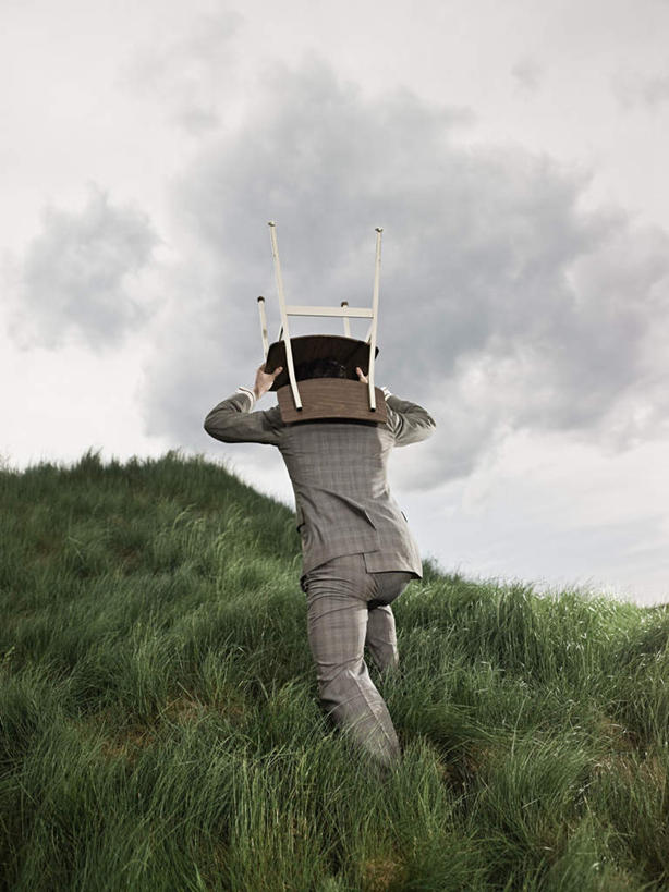 西方人,一个人,商务人士,商务男性,跑,举,竖图,室外,白天,衬衫,锻炼,运动,草地,草坪,石头,山,山脉,植物,椅子,欧洲,欧洲人,仅一个男性,仅一个人,仅一个中年男性,套装,石子,木椅,山峰,乌云,云,阴天,云朵,山峦,云彩,注视,草,背面,绿色,天空,群山,天,观察,看,托,观看,察看,昏暗,阴沉,关注,商务装,工薪阶层,沉积岩,水成岩,体育,男人,男性,中年男性,白种人,白领,上班族,石块,岩石,举起,举手,举着,跑步,向上举,向上伸,向上托,彩图,全身,衬衣,健身