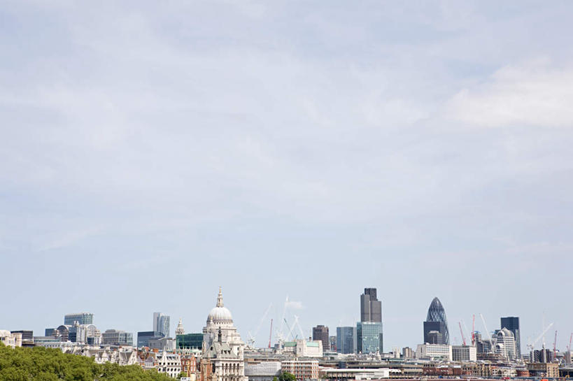 无人,高楼大厦,横图,全景,室外,白天,正面,旅游,度假,办公楼,天际线,植物,标志建筑,大厦,地标,建筑,摩天大楼,写字楼,英国,欧洲,伦敦,阴影,光线,影子,云,云朵,首都,云彩,娱乐,建设,圣保罗大教堂,树,树木,蓝色,绿色,白云,蓝天,天空,阳光,自然,楼宇,天,享受,休闲,旅游胜地,商务楼,放松,生长,晴朗,成长,西欧,大不列颠,世界文化遗产,大不列颠及北爱尔兰联合王国,大不列颠联合王国,日不落英帝国,雾都,晴空,彩图,大楼,高层建筑,高楼,摩天楼