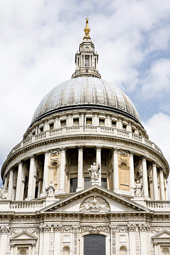无人,教堂,竖图,室外,白天,仰视,旅游,度假,标志建筑,地标,建筑,英国,欧洲,伦敦,阴影,节日,光线,影子,云,云朵,首都,云彩,文化,娱乐,建设,圣保罗大教堂,蓝色,白云,蓝天,天空,阳光,天,祈祷,享受,休闲,健康,旅游胜地,放松,许愿,宗教,信仰,晴朗,纪念,祈求,基督教,西欧,天主教,大不列颠,信念,世界文化遗产,大不列颠及北爱尔兰联合王国,大不列颠联合王国,日不落英帝国,雾都,平安,晴空,彩图,低角度拍摄,大教堂,礼拜堂