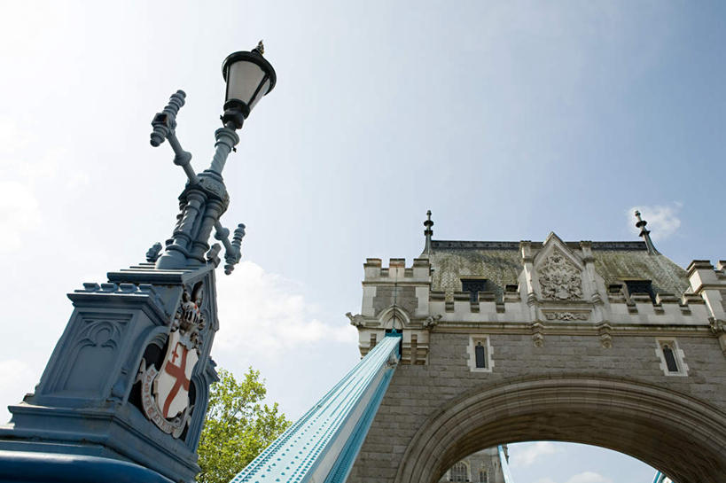 无人,横图,室外,白天,仰视,旅游,度假,植物,标志建筑,大桥,地标,建筑,路灯,桥梁,照明,英国,欧洲,伦敦,阴影,光线,影子,云,云朵,桥,灯光,首都,云彩,娱乐,建设,伦敦塔桥,泰晤士河,灯,树,树木,蓝色,绿色,白云,蓝天,天空,阳光,自然,天,享受,休闲,旅游胜地,放松,生长,晴朗,成长,照亮,照明设备,西欧,大不列颠,大不列颠及北爱尔兰联合王国,塔桥,大不列颠联合王国,日不落英帝国,雾都,晴空,彩图,低角度拍摄