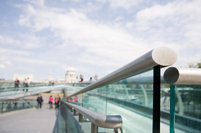 西方人,高楼大厦,走,横图,室外,白天,正面,度假,办公楼,石头,美景,城市风光,城市,大厦,建筑,摩天大楼,写字楼,英国,欧洲,伦敦,欧洲人,阴影,服装,朦胧,模糊,光线,石子,影子,景观,云,云朵,桥,首都,许多人,云彩,注视,休闲装,娱乐,石桥,拱桥,栈桥,衣服,蓝色,白云,蓝天,天空,阳光,楼宇,天,观察,看,一群人,享受,休闲,休闲服,商务楼,景色,放松,服饰,拱形,晴朗,观看,人行桥,石拱桥,察看,西欧,关注,雾都,千禧桥,伦敦千禧桥,男人,男性,女人,女性,中年男性,中年女性,白种人,石块,晴空,步行,散步,走路,彩图,全身,大楼,高层建筑,高楼,摩天楼