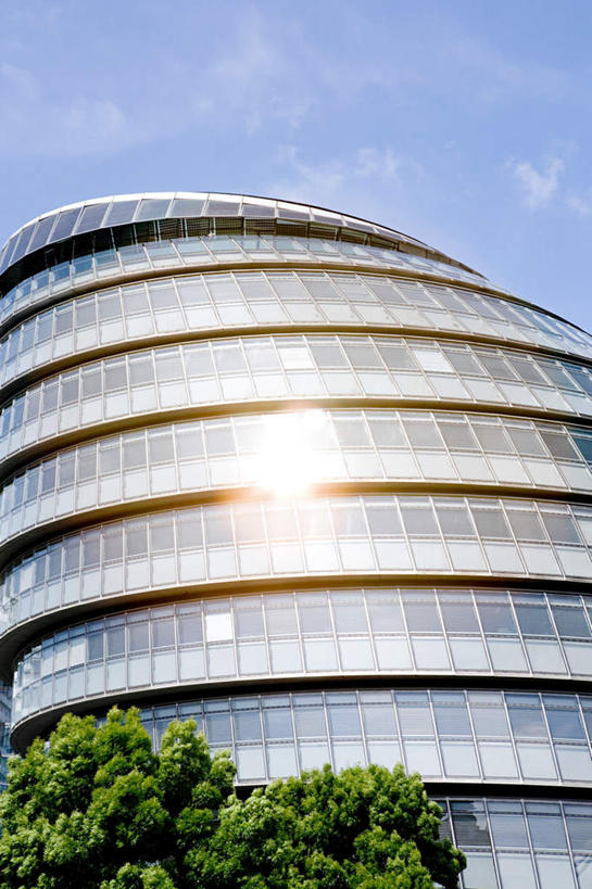 无人,高楼大厦,竖图,室外,白天,仰视,度假,办公楼,美景,植物,城市风光,城市,大厦,建筑,摩天大楼,写字楼,英国,欧洲,伦敦,阴影,光线,影子,景观,云,云朵,首都,云彩,娱乐,树,树木,蓝色,绿色,白云,蓝天,天空,阳光,自然,楼宇,天,享受,休闲,商务楼,景色,放松,生长,晴朗,成长,西欧,大不列颠,大不列颠及北爱尔兰联合王国,大不列颠联合王国,日不落英帝国,雾都,晴空,彩图,低角度拍摄,大楼,高层建筑,高楼,摩天楼