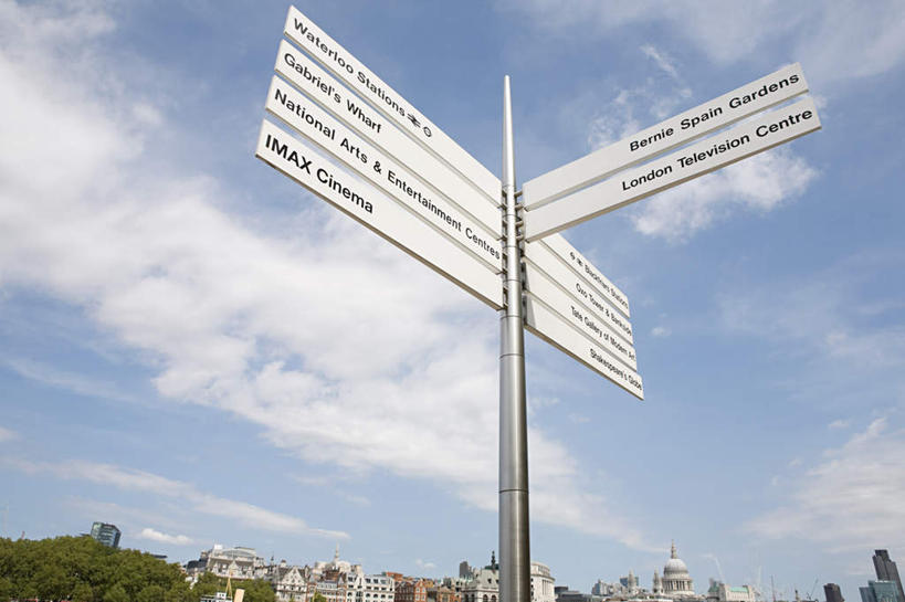 无人,高楼大厦,横图,室外,特写,白天,仰视,度假,办公楼,美景,植物,城市风光,城市,大厦,建筑,摩天大楼,写字楼,指示牌,英国,欧洲,伦敦,阴影,光线,标志,文字,影子,景观,云,云朵,首都,云彩,娱乐,标识,树,树木,蓝色,绿色,白云,蓝天,天空,阳光,自然,楼宇,天,享受,休闲,商务楼,景色,放松,生长,晴朗,成长,西欧,大不列颠,大不列颠及北爱尔兰联合王国,大不列颠联合王国,日不落英帝国,雾都,晴空,彩图,低角度拍摄,大楼,高层建筑,高楼,摩天楼