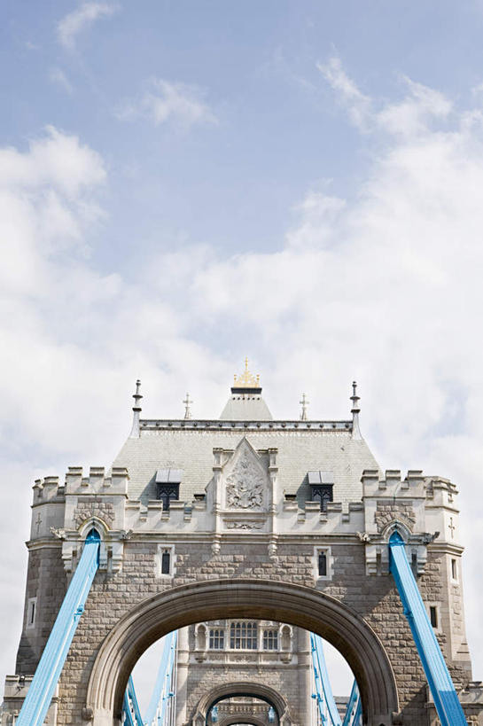 无人,竖图,室外,白天,仰视,旅游,度假,石头,标志建筑,大桥,地标,建筑,桥梁,英国,欧洲,伦敦,阴影,光线,石子,影子,墙,云,云朵,拱门,桥,首都,云彩,娱乐,建设,伦敦塔桥,泰晤士河,墙壁,墙面,蓝色,白云,蓝天,天空,阳光,天,享受,休闲,旅游胜地,放松,晴朗,西欧,大不列颠,大不列颠及北爱尔兰联合王国,塔桥,大不列颠联合王国,日不落英帝国,雾都,石块,晴空,彩图,低角度拍摄