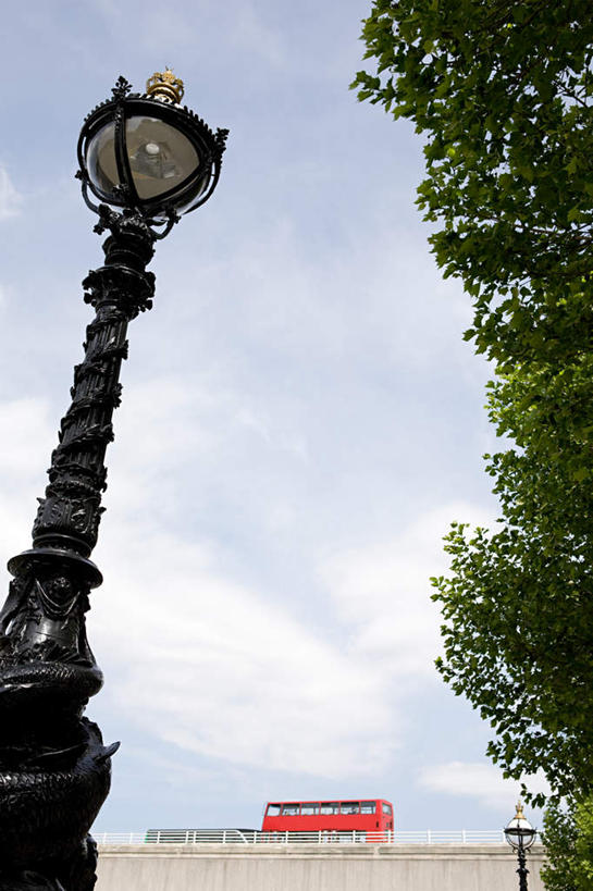 无人,竖图,室外,白天,仰视,度假,美景,植物,城市风光,城市,大桥,立交桥,路灯,桥梁,公共汽车,照明,英国,欧洲,伦敦,阴影,光线,影子,景观,云,云朵,高架,斜拉桥,桥,灯光,巴士,公交车,首都,云彩,娱乐,双层巴士,车,灯,树,树木,蓝色,绿色,白云,蓝天,天空,阳光,自然,交通工具,天,享受,休闲,景色,放松,生长,晴朗,成长,照亮,照明设备,西欧,载具,大不列颠,滑铁卢桥,大不列颠及北爱尔兰联合王国,大不列颠联合王国,日不落英帝国,双层公共汽车,雾都,晴空,彩图,低角度拍摄