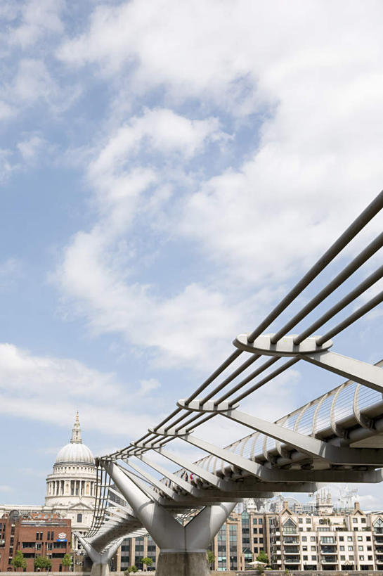 无人,教堂,竖图,室外,白天,仰视,旅游,度假,标志建筑,大桥,地标,建筑,立交桥,桥梁,英国,欧洲,伦敦,阴影,节日,光线,影子,云,云朵,高架,斜拉桥,桥,首都,云彩,文化,娱乐,建设,蓝色,白云,蓝天,天空,阳光,天,祈祷,享受,休闲,健康,旅游胜地,放松,许愿,宗教,信仰,晴朗,纪念,祈求,基督教,西欧,天主教,信念,雾都,千禧桥,伦敦千禧桥,平安,晴空,彩图,低角度拍摄,大教堂,礼拜堂