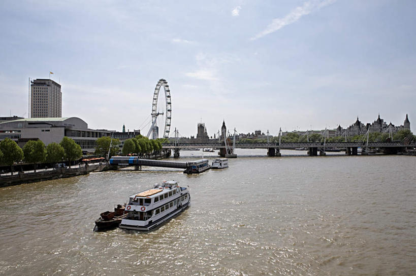 无人,高楼大厦,横图,全景,室外,白天,正面,度假,游戏,办公楼,河流,美景,水,天际线,植物,城市风光,城市,大桥,大厦,建筑,立交桥,轮船,摩天大楼,桥梁,写字楼,船,英国,欧洲,伦敦,阴影,波纹,飞溅,溅,光线,液体,影子,河水,景观,水滴,水流,云,云朵,高架,摩天轮,斜拉桥,桥,首都,玩,云彩,娱乐,伦敦眼,泰晤士河,水珠,树,树木,蓝色,绿色,白云,蓝天,水纹,天空,阳光,自然,船尾波,楼宇,交通工具,波浪,天,享受,休闲,商务楼,景色,放松,游乐设施,生长,晴朗,成长,活动,西欧,发泄,喷洒,消遣,智力,载具,大不列颠,威斯敏斯特市,大不列颠及北爱尔兰联合王国,宣泄,大不列颠联合王国,日不落英帝国,游艺设施,雾都,千禧之轮,晴空,玩耍,嬉戏,彩图,大楼,高层建筑,高楼,摩天楼