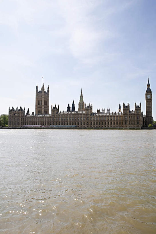 无人,高楼大厦,竖图,全景,室外,白天,正面,旅游,度假,办公楼,河流,水,天际线,标志建筑,大厦,地标,建筑,摩天大楼,写字楼,英国,欧洲,伦敦,阴影,时间,光线,时钟,影子,河水,水流,云,云朵,钟楼,首都,计时,云彩,娱乐,建设,大本钟,大笨钟,国会大厦,蓝色,白云,蓝天,天空,阳光,钟表,楼宇,天,享受,休闲,表,旅游胜地,商务楼,放松,晴朗,西欧,大不列颠,国会大楼,大不列颠及北爱尔兰联合王国,议会大厦,议会大楼,首都大厦,州议会大厦,州政府,州会议厅,塔钟,大不列颠联合王国,日不落英帝国,雾都,钟,晴空,彩图,大楼,高层建筑,高楼,摩天楼