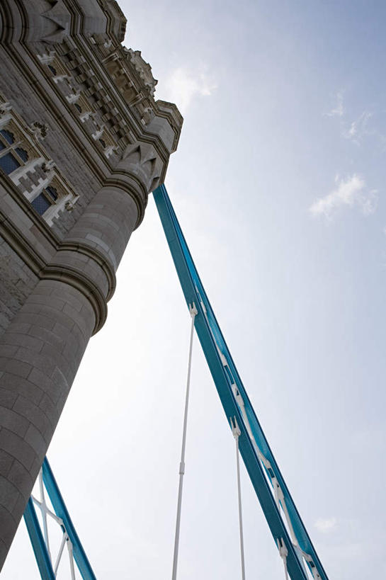 无人,竖图,室外,特写,白天,仰视,旅游,度假,石头,标志建筑,大桥,地标,建筑,立交桥,桥梁,英国,欧洲,伦敦,阴影,光线,石子,影子,墙,云,云朵,高架,斜拉桥,桥,首都,云彩,娱乐,建设,伦敦塔桥,泰晤士河,墙壁,墙面,蓝色,白云,蓝天,天空,阳光,天,享受,休闲,旅游胜地,放松,晴朗,西欧,大不列颠,大不列颠及北爱尔兰联合王国,塔桥,大不列颠联合王国,日不落英帝国,雾都,石块,晴空,彩图,低角度拍摄