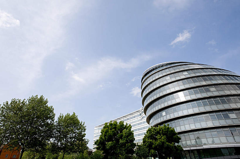 无人,高楼大厦,横图,全景,室外,白天,仰视,度假,办公楼,美景,天际线,植物,城市风光,城市,大厦,建筑,摩天大楼,写字楼,英国,欧洲,伦敦,阴影,光线,影子,景观,云,云朵,首都,云彩,娱乐,树,树木,蓝色,绿色,白云,蓝天,天空,阳光,自然,楼宇,天,享受,休闲,商务楼,景色,放松,生长,晴朗,成长,西欧,大不列颠,大不列颠及北爱尔兰联合王国,大不列颠联合王国,日不落英帝国,雾都,晴空,彩图,低角度拍摄,大楼,高层建筑,高楼,摩天楼