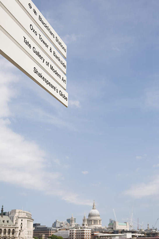 无人,教堂,竖图,全景,室外,白天,仰视,旅游,度假,天际线,标志建筑,地标,建筑,指示牌,英国,欧洲,伦敦,阴影,节日,光线,标志,文字,影子,云,云朵,首都,云彩,文化,娱乐,标识,建设,圣保罗大教堂,蓝色,白云,蓝天,天空,阳光,天,祈祷,享受,休闲,健康,旅游胜地,放松,许愿,宗教,信仰,晴朗,纪念,祈求,基督教,西欧,天主教,大不列颠,信念,世界文化遗产,大不列颠及北爱尔兰联合王国,大不列颠联合王国,日不落英帝国,雾都,平安,晴空,彩图,低角度拍摄,大教堂,礼拜堂