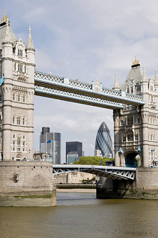 无人,高楼大厦,竖图,室外,白天,正面,旅游,度假,办公楼,河流,水,植物,标志建筑,大桥,大厦,地标,建筑,立交桥,摩天大楼,桥梁,写字楼,英国,欧洲,伦敦,阴影,光线,影子,河水,水流,云,云朵,高架,斜拉桥,桥,首都,云彩,娱乐,建设,伦敦塔桥,泰晤士河,树,树木,蓝色,绿色,白云,蓝天,天空,阳光,自然,楼宇,天,享受,休闲,旅游胜地,商务楼,放松,生长,晴朗,成长,西欧,大不列颠,大不列颠及北爱尔兰联合王国,塔桥,大不列颠联合王国,日不落英帝国,雾都,晴空,彩图,大楼,高层建筑,高楼,摩天楼