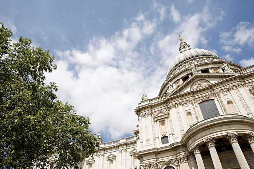 无人,教堂,横图,室外,白天,仰视,旅游,度假,石头,植物,标志建筑,地标,建筑,英国,欧洲,伦敦,阴影,节日,光线,石子,影子,墙,云,云朵,首都,云彩,文化,娱乐,建设,圣保罗大教堂,墙壁,墙面,树,树木,蓝色,绿色,白云,蓝天,天空,阳光,自然,天,祈祷,享受,休闲,健康,旅游胜地,放松,许愿,宗教,信仰,生长,晴朗,成长,纪念,祈求,基督教,西欧,天主教,大不列颠,信念,世界文化遗产,大不列颠及北爱尔兰联合王国,大不列颠联合王国,日不落英帝国,雾都,平安,石块,晴空,彩图,低角度拍摄,大教堂,礼拜堂