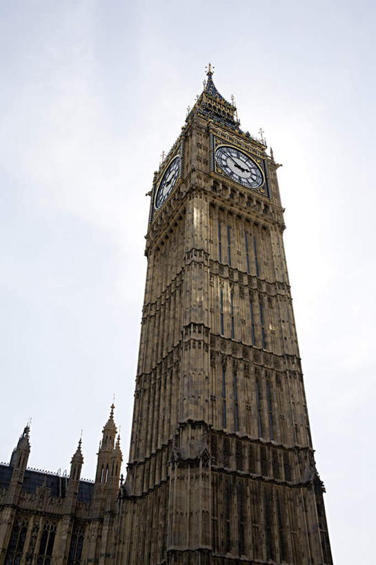 无人,高楼大厦,竖图,室外,白天,仰视,旅游,度假,办公楼,标志建筑,大厦,地标,建筑,摩天大楼,写字楼,英国,欧洲,伦敦,阴影,时间,光线,时钟,影子,钟楼,首都,计时,娱乐,建设,大本钟,大笨钟,国会大厦,蓝色,蓝天,天空,阳光,钟表,楼宇,天,享受,休闲,表,旅游胜地,商务楼,放松,晴朗,西欧,大不列颠,国会大楼,大不列颠及北爱尔兰联合王国,万里无云,议会大厦,议会大楼,首都大厦,州议会大厦,州政府,州会议厅,塔钟,大不列颠联合王国,日不落英帝国,雾都,钟,晴空,晴空万里,彩图,低角度拍摄,大楼,高层建筑,高楼,摩天楼