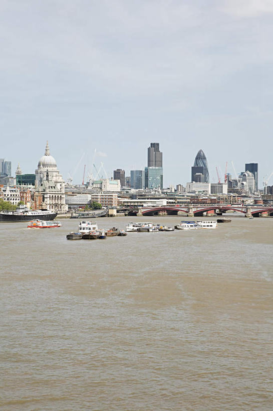 无人,高楼大厦,竖图,全景,室外,白天,正面,旅游,度假,办公楼,河流,水,天际线,标志建筑,大厦,地标,建筑,轮船,摩天大楼,写字楼,船,英国,欧洲,伦敦,阴影,光线,影子,河水,水流,云,云朵,首都,云彩,娱乐,建设,圣保罗大教堂,蓝色,白云,蓝天,天空,阳光,楼宇,交通工具,天,享受,休闲,旅游胜地,商务楼,放松,晴朗,西欧,载具,大不列颠,世界文化遗产,大不列颠及北爱尔兰联合王国,大不列颠联合王国,日不落英帝国,雾都,晴空,彩图,大楼,高层建筑,高楼,摩天楼