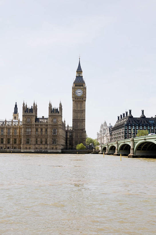 无人,高楼大厦,竖图,全景,室外,白天,正面,旅游,度假,办公楼,河流,石头,水,天际线,标志建筑,大厦,地标,建筑,摩天大楼,写字楼,英国,欧洲,伦敦,阴影,时间,光线,石子,时钟,影子,河水,水流,云,云朵,钟楼,桥,首都,计时,云彩,娱乐,建设,石桥,大本钟,大笨钟,国会大厦,拱桥,栈桥,蓝色,白云,蓝天,天空,阳光,钟表,楼宇,天,享受,休闲,表,旅游胜地,商务楼,放松,拱形,晴朗,人行桥,石拱桥,西欧,大不列颠,国会大楼,大不列颠及北爱尔兰联合王国,议会大厦,议会大楼,首都大厦,州议会大厦,州政府,州会议厅,塔钟,大不列颠联合王国,日不落英帝国,雾都,钟,石块,晴空,彩图,大楼,高层建筑,高楼,摩天楼