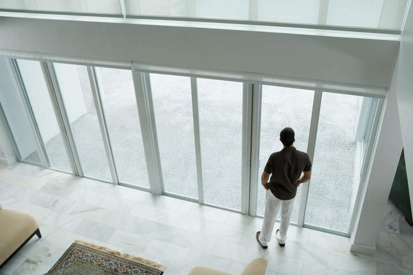 西方人,一个人,家,站,横图,俯视,室内,白天,旅游,度假,别墅,窗户,床,落地窗,城市,欧洲,美国,欧洲人,仅一个男性,仅一个人,服装,房屋,墙,双人床,屋子,公寓,床单,注视,休闲装,娱乐,被子,洋房,楼房,玻璃窗,墙壁,墙面,住宅,仅一个年轻男性,衣服,观察,看,站着,享受,休闲,休闲服,放松,服饰,观看,察看,北美,被单,北美洲,双手插袋,关注,美洲,手插袋,佛罗里达,佛罗里达州,迈阿密,佛州,阳光州,双手抄兜,双手放兜,北亚美利加洲,亚美利加洲,男人,男性,年轻男性,白种人,插兜,两手抄兜,两手放兜,手插兜,手放口袋,站立,彩图,高角度拍摄,全身,房子,手抄兜