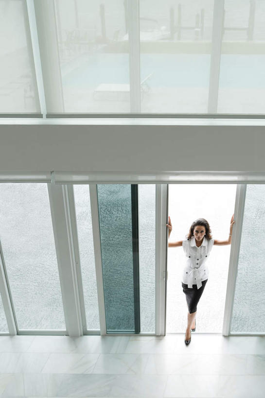 西方人,一个人,家,站,竖图,俯视,室内,白天,旅游,度假,别墅,窗户,落地窗,门,城市,欧洲,美国,欧洲人,仅一个年轻女性,仅一个女性,仅一个人,撑,服装,瓷砖,地砖,房屋,墙,屋子,公寓,地面,注视,休闲装,娱乐,洋房,楼房,玻璃窗,墙壁,墙面,住宅,衣服,门框,观察,看,站着,享受,休闲,休闲服,放松,服饰,观看,察看,北美,撑着,北美洲,关注,美洲,佛罗里达,佛罗里达州,迈阿密,佛州,阳光州,北亚美利加洲,亚美利加洲,年轻女性,女人,女性,白种人,站立,彩图,高角度拍摄,全身,房子