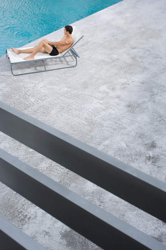 西方人,一个人,体育馆,游泳池,躺,竖图,俯视,室外,白天,旅游,度假,石头,水,楼梯,城市,椅子,欧洲,美国,欧洲人,仅一个男性,仅一个人,泳裤,石子,阶梯,躺椅,水池,水面,注视,娱乐,泳池,裸露,台阶,仅一个年轻男性,观察,看,享受,休闲,放松,观看,沙滩椅,察看,游泳馆,北美,北美洲,关注,美洲,裸,佛罗里达,佛罗里达州,迈阿密,佛州,阳光州,北亚美利加洲,亚美利加洲,卧着,男人,男性,年轻男性,白种人,石块,躺着,卧,彩图,高角度拍摄,全身