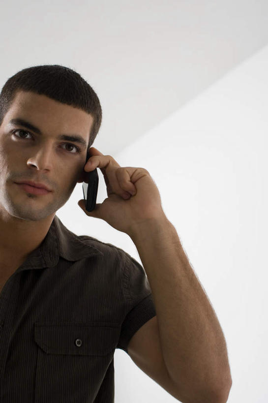 西方人,一个人,家,站,打电话,竖图,室内,白天,仰视,旅游,度假,别墅,城市,电话,手机,欧洲,美国,欧洲人,仅一个男性,仅一个人,握,服装,房屋,墙,屋顶,屋子,公寓,拿,顶棚,拿着,注视,休闲装,娱乐,通讯设备,洋房,楼房,墙壁,墙面,住宅,仅一个年轻男性,衣服,观察,看,站着,享受,休闲,休闲服,放松,握着,服饰,观看,察看,北美,北美洲,关注,美洲,佛罗里达,佛罗里达州,迈阿密,佛州,阳光州,北亚美利加洲,亚美利加洲,交流,男人,男性,年轻男性,白种人,沟通,通话,站立,半身,彩图,低角度拍摄,房子