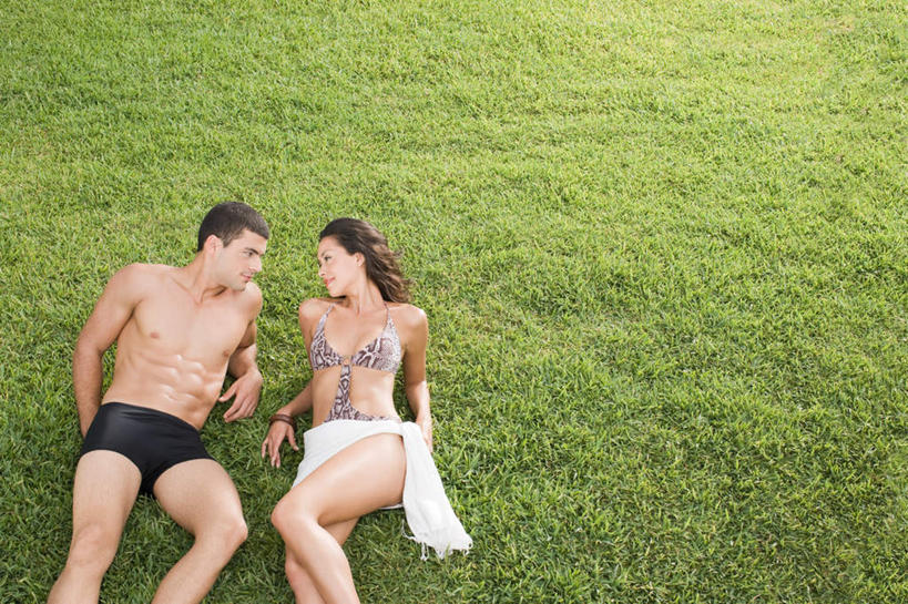 西方人,肌肉,健壮,两个人,躺,横图,俯视,室外,白天,泳装,比基尼,爱情,旅游,度假,草地,草坪,植物,城市,欧洲,美国,欧洲人,泳裤,浪漫,注视,娱乐,裸露,草,绿色,观察,看,享受,休闲,健康,温暖,温馨,恩爱,放松,活力,力量,恋人,观看,青春,和睦,察看,北美,北美洲,强壮,关注,美洲,裸,佛罗里达,佛罗里达州,迈阿密,佛州,阳光州,北亚美利加洲,亚美利加洲,卧着,男人,男性,年轻男性,年轻女性,女人,女性,白种人,情侣,躺着,卧,半身,彩图,高角度拍摄,三点式,泳衣,伴侣,融洽